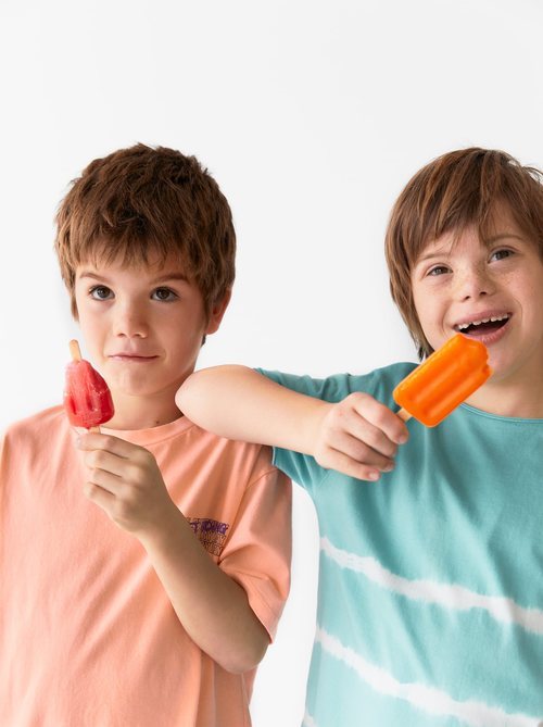 Patrick y Pedro con camisetas de manga corta de la colección verano 2019 de Zara Kids