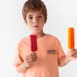 Pedro con una camiseta coral con letras de la colección verano 2019 de Zara Kids