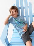 Pedro con una camiseta azul con detalle de letras y dibujo de la colección verano 2019 de Zara Kids