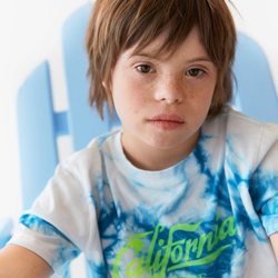 Patrick con camiseta Tie Dye en azul y blanco de la colección verano 2019 de Zara Kids