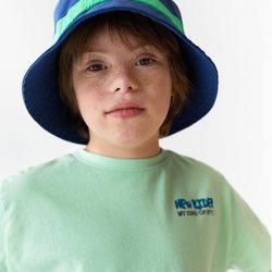 Patrick con camiseta y gorro a juego de la colección verano 2019 de Zara Kids