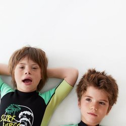 Patrick y Pedro con mono de surf estampado de la colección de verano 2019 de Zara Kids