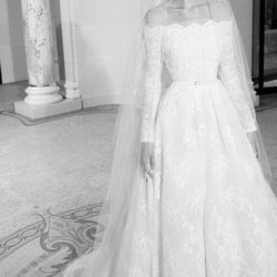 Vestido de hombros descubiertos de la colección nupcial otoño 2019 de Elie Saab