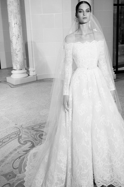 Vestido de hombros descubiertos de la colección nupcial otoño 2019 de Elie Saab