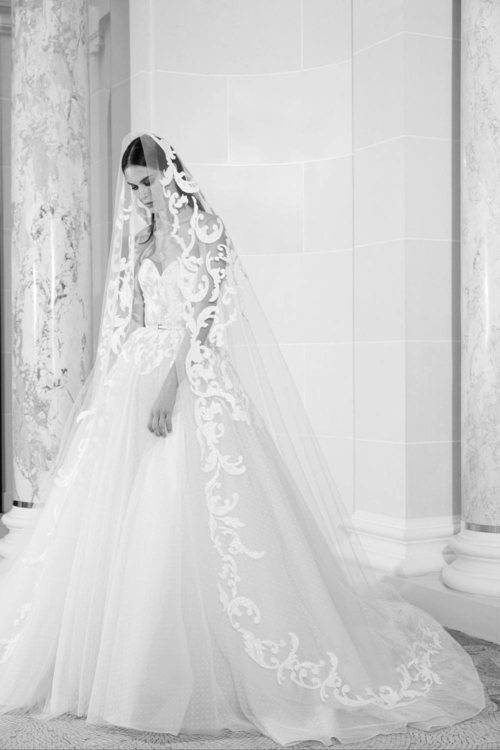 Vestido de escote corazón de la colección nupcial otoño 2019 de Elie Saab