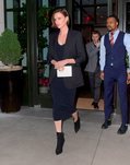 Charlize Theron sale de un hotel en Nueva York luciendo un look total black