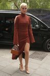 Katy Perry en Londres luce un vestido midi y sandalias diseñadas por ella
