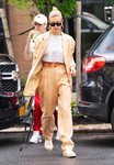 Hailey Bieber con traje y sudadera paseando con Justin Bieber