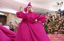 Lady Gaga con un vestido capa rosa en la alfombra roja de la Gala MET 2019