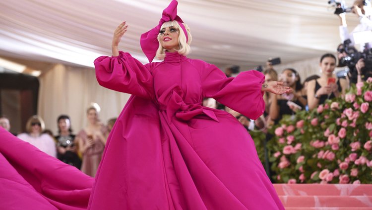 Lady Gaga con un vestido capa rosa en la alfombra roja de la Gala MET 2019