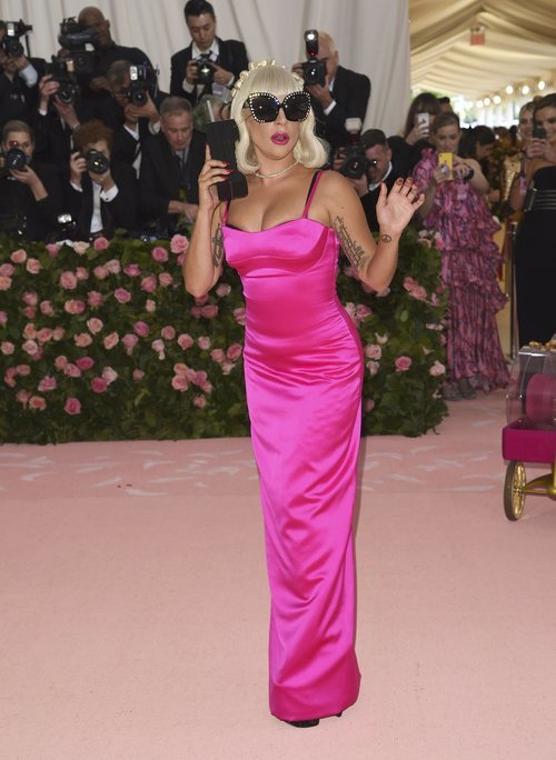 Lady Gaga con un vestido fucsia en la alfombra roja de la Gala MET 2019