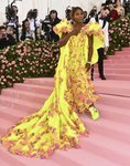 Serena Williams en la alfombra roja de la Gala MET 2019 con un vestido Versace