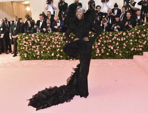 Laverne Cox con un vestido de Christian Siriano en la alfombra roja de la Gala MET 2019