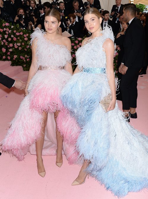 Victoria y Cristina, las hijas de Julio Iglesias, con vestidos de plumas en la Gala MET 2019