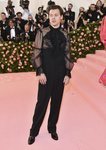 Harry Styles vestido de Gucci en la alfombra roja de la Gala MET 2019
