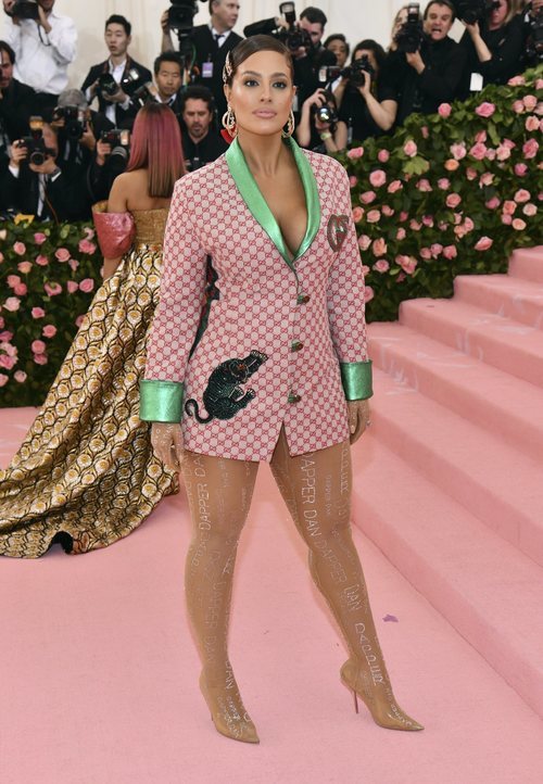 Ashley Graham vestida de Gucci en la alfombra roja de la Gala MET 2019