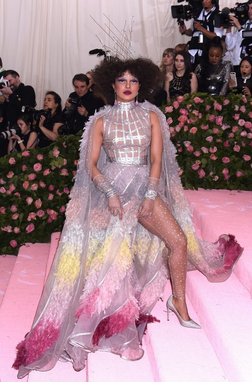 Priyanka Chopra vestida de Dior Alta Costura en la alfombra roja de la Gala MET 2019