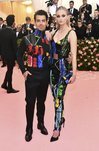 Joe Jonas y Sophie Turner con vestimenta colorida en la alfombra roja de la Gala MET 2019