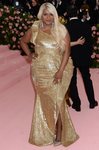 Mindy Kaling con un vestido de Moschino en la alfombra roja de la Gala MET 2019