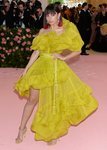 Charli XCX con un vestido de Jean Paul Gaultier en la alfombra roja de la Gala MET 2019