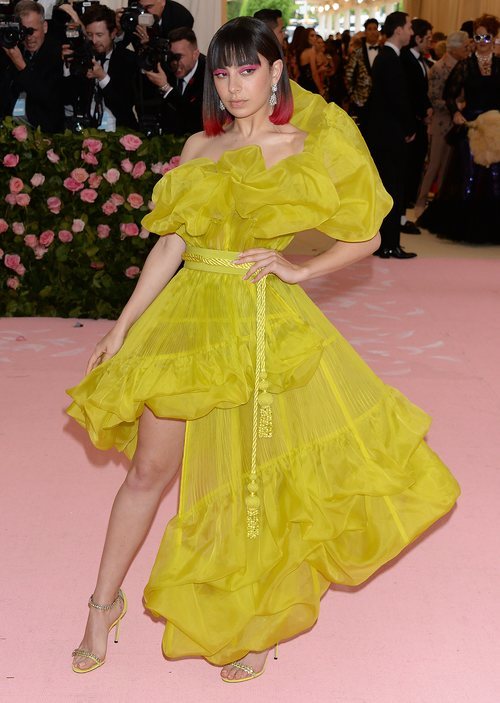Charli XCX con un vestido de Jean Paul Gaultier en la alfombra roja de la Gala MET 2019