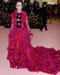 Rachel Brosnahan con un vestido de Erdem en la alfombra roja de la Gala MET 2019