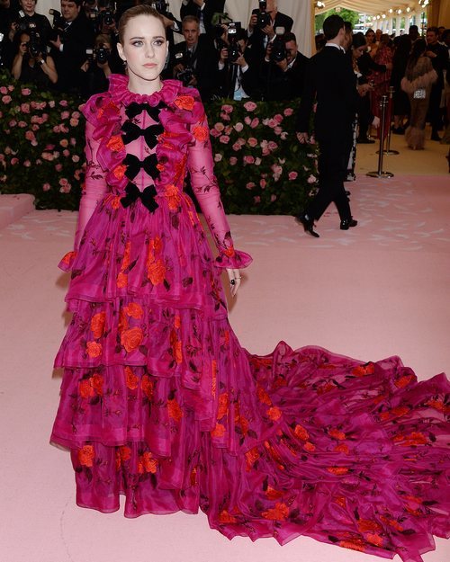 Rachel Brosnahan con un vestido de Erdem en la alfombra roja de la Gala MET 2019