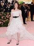 Ruth Wilson con un vestido blanco con plumas en la alfombra roja de la Gala MET 2019