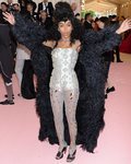 Yara Shahidi vestida de Prada en la alfombra roja de la Gala MET 2019