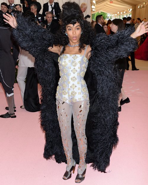 Yara Shahidi vestida de Prada en la alfombra roja de la Gala MET 2019