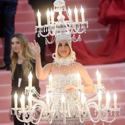 Katy Perry en la alfombra roja de la Gala MET 2019 vestida de candelabro