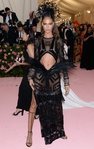Joan Smalls con un look negro con transparencias en la alfombra roja de la Gala MET 2019