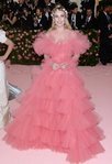 Emma Roberts vestida de Giambattista Valli en la alfombra roja de la Gala MET 2019