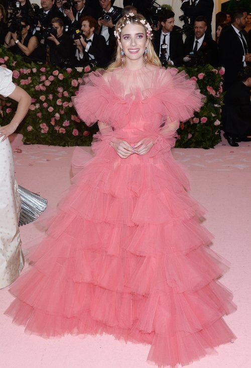Emma Roberts vestida de Giambattista Valli en la alfombra roja de la Gala MET 2019