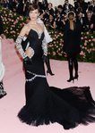 Bella Hadid vestida de Jeremy Scott en la alfombra roja de la Gala MET 2019