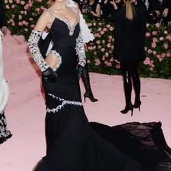 Bella Hadid vestida de Jeremy Scott en la alfombra roja de la Gala MET 2019