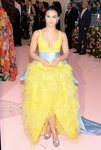 Camila Mendes vestida de Prabal Gurung en la alfombra roja de la Gala MET 2019