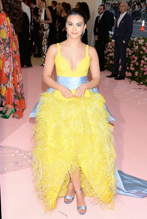 Camila Mendes vestida de Prabal Gurung en la alfombra roja de la Gala MET 2019