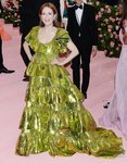 Julianne Moore vestida de Valentino en la alfombra roja de la Gala MET 2019
