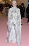 Gigi Hadid vestida de Michael Kors en la alfombra roja de la Gala MET 2019