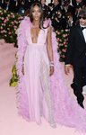 Naomi Campbell de Valentino en la alfombra roja de la Gala MET 2019