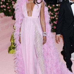 Naomi Campbell de Valentino en la alfombra roja de la Gala MET 2019
