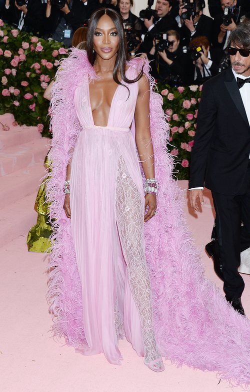Naomi Campbell de Valentino en la alfombra roja de la Gala MET 2019