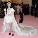 Lily Collins vestida de Giambattista Valli en la alfombra roja de la Gala MET 2019