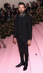 Justin Theroux en un total black en la alfombra roja de la Gala MET 2019