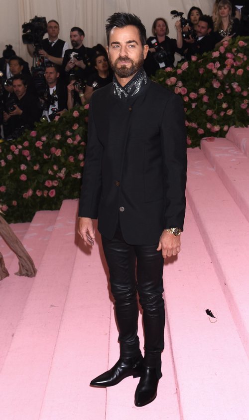 Justin Theroux en un total black en la alfombra roja de la Gala MET 2019