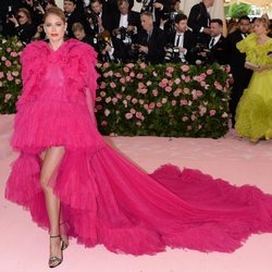 Doutzen Kroes vestida de Giambattista Valli en la alfombra roja de la Gala MET 2019