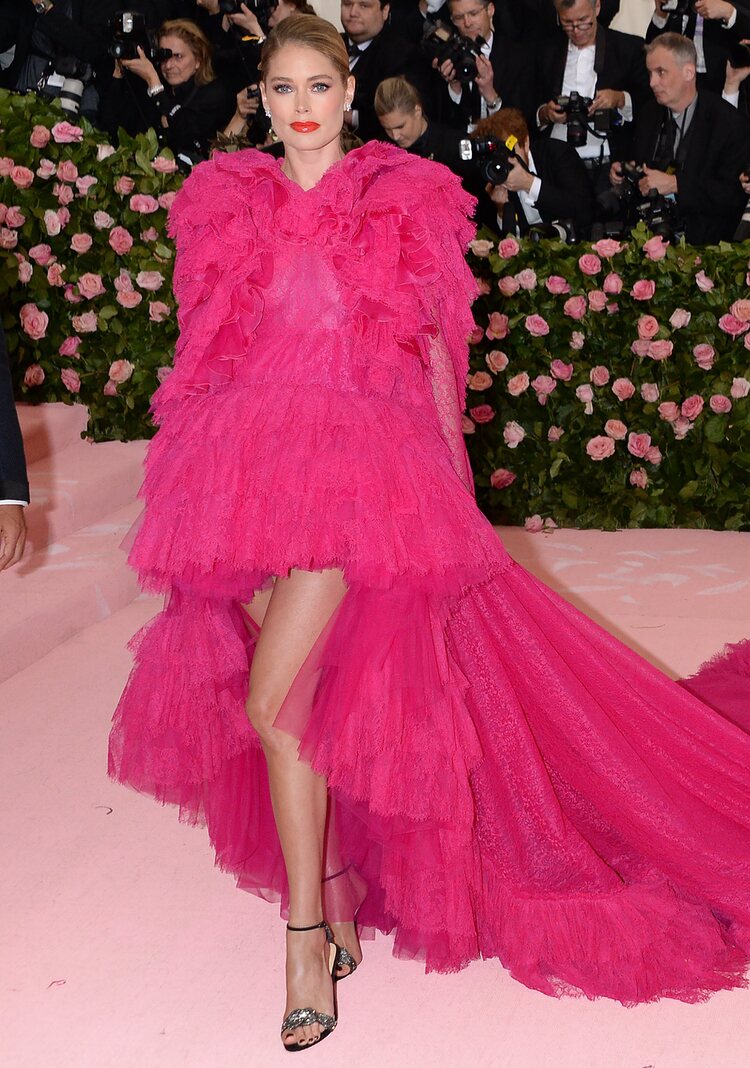 Doutzen Kroes vestida de Giambattista Valli en la alfombra roja de la Gala MET 2019
