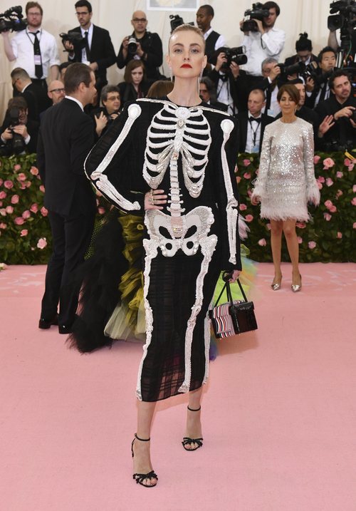 Caroline Trentini con un vestido negro con un esqueleto en la alfombra roja de la Gala MET 2019