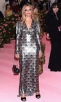 Sienna Miller luciendo un vestido plateado en la alfombra roja de la Gala MET 2019